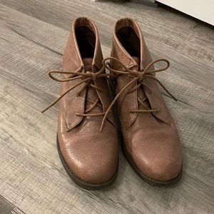 Size 8 Steve Madden lace up brown boots!